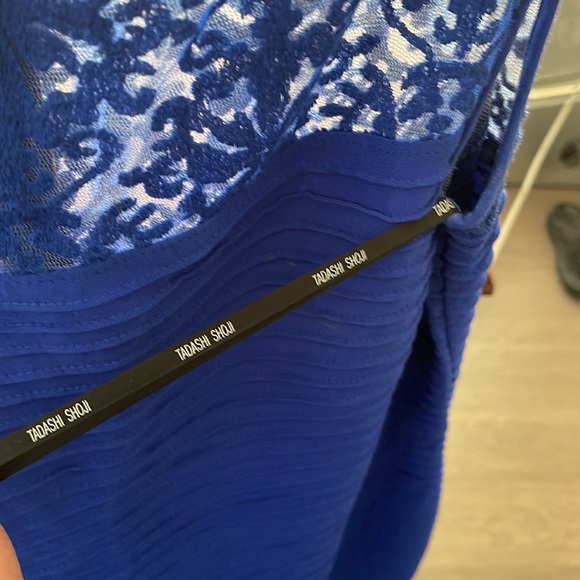 Tadashi Shoji Pintucked Jersey Gown with Lace Illusion Neck - Size Large - Picture 2 of 7